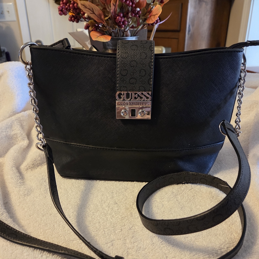 GUESS Black Crossbody Bag with Chain Strap GUC